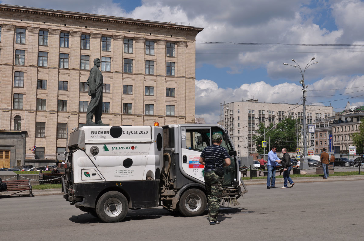 Вроде не броневик, и не Ленин, но как-то очень похоже, а? - Ирина Данилова