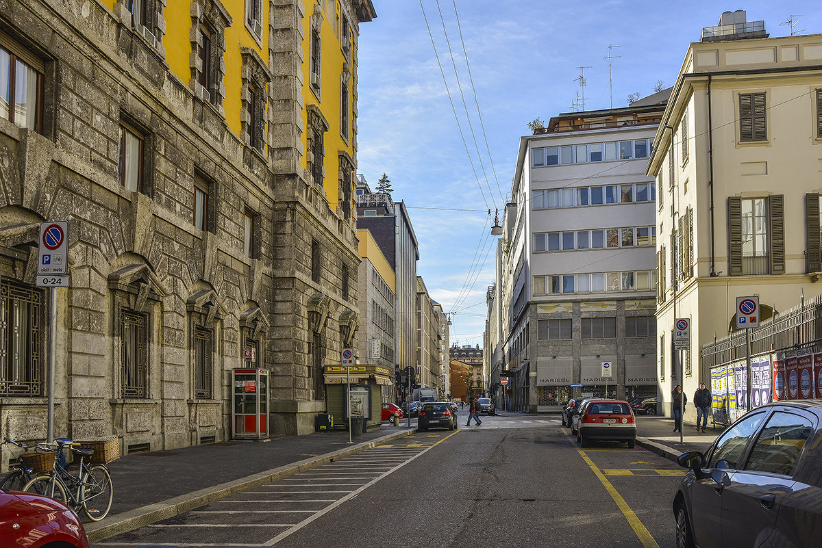 Улица в центре Милана в будний день - Аркадий Беляков