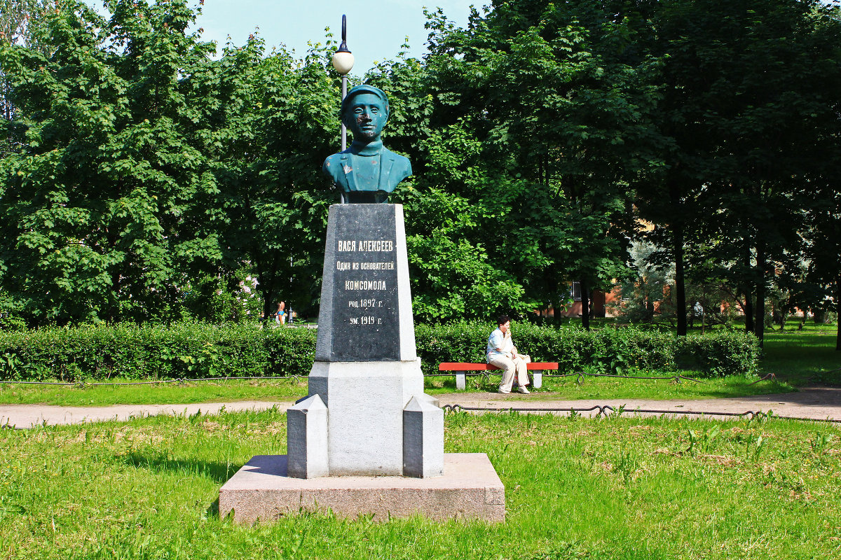 Памятник Васе Алексееву.(Сад им.9 января) - Александр Лейкум