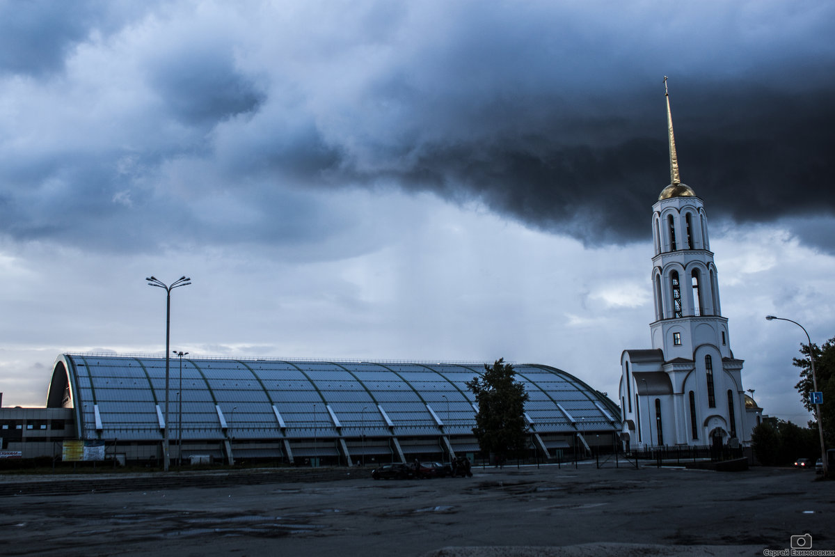 Церковь и манеж - Сергей Екимовских