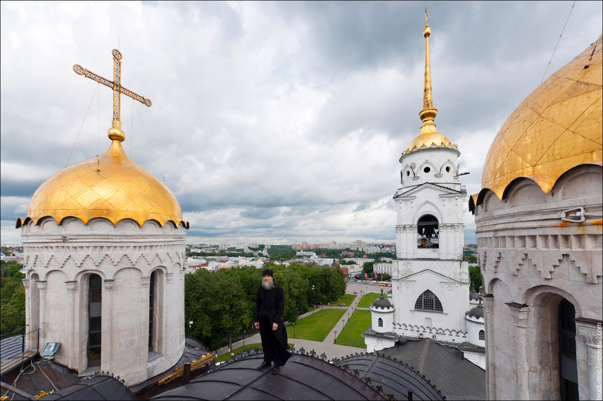 Крыша Успенского собора и отец Николай. - Георгий Ланчевский