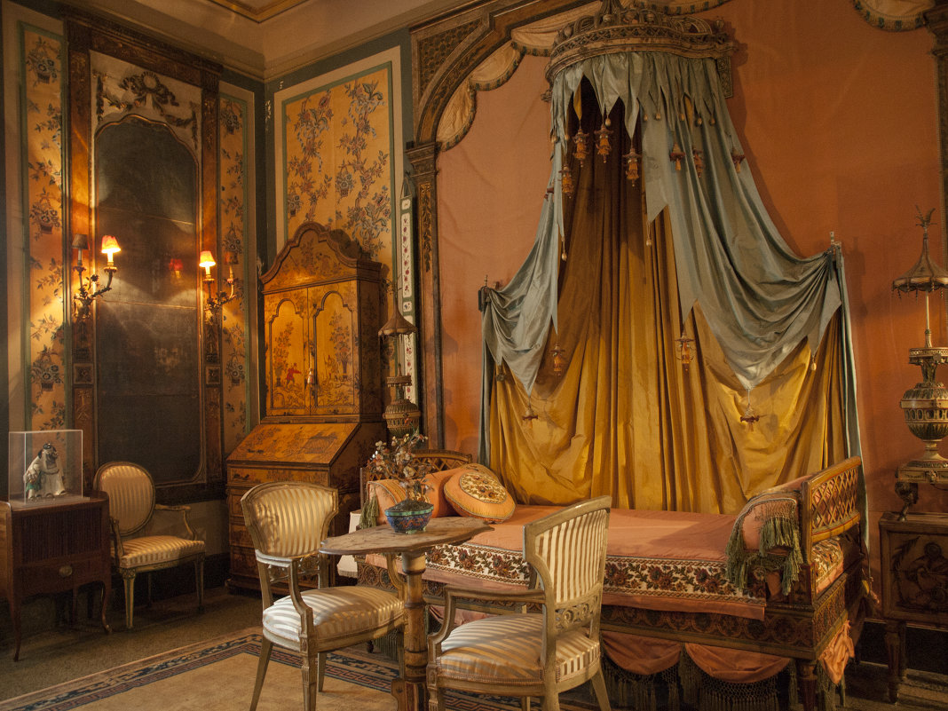 Bedroom in Vizcaya Mansion, Maiami - Vadim Raskin