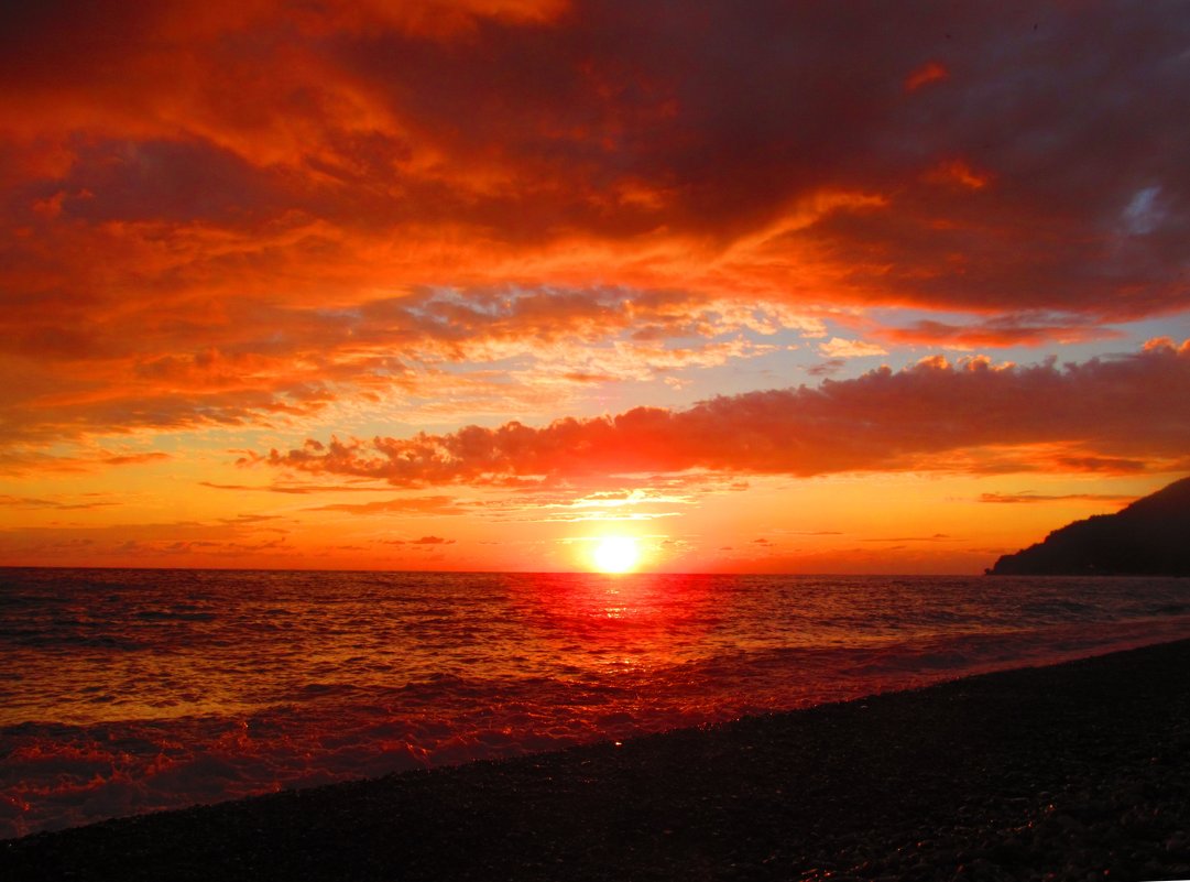 Красный закат на море Сочи