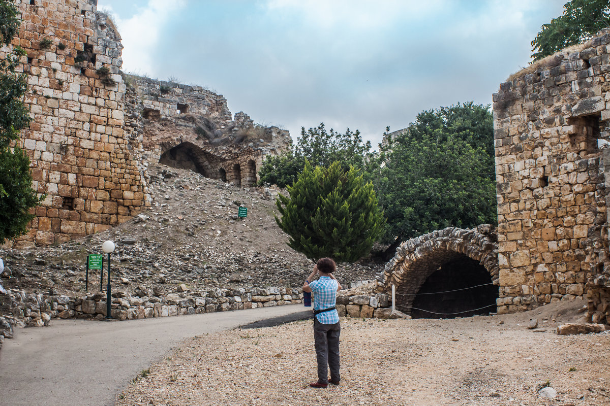 Развалины замка крестоносцев Эхиам.  Ruins of Ehiam crusaders&#39; castle. - Vladimir Dunye