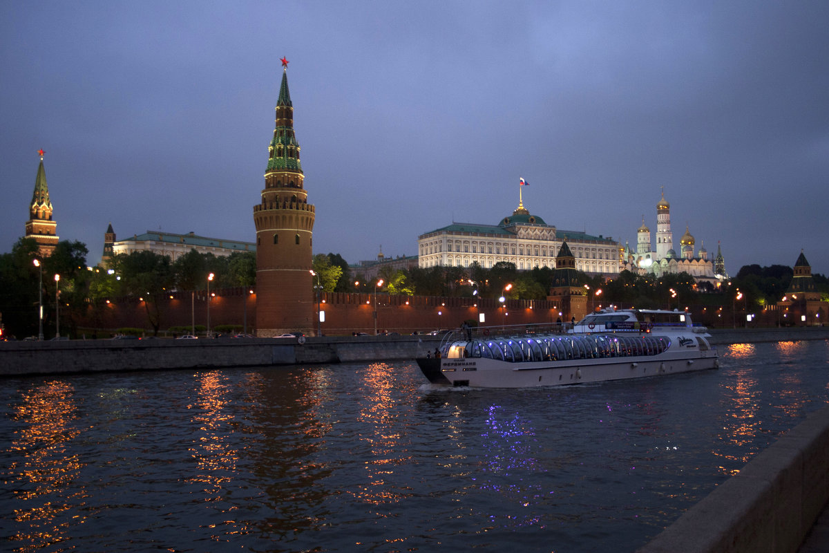 Вид на Кремль с Раушской набережной