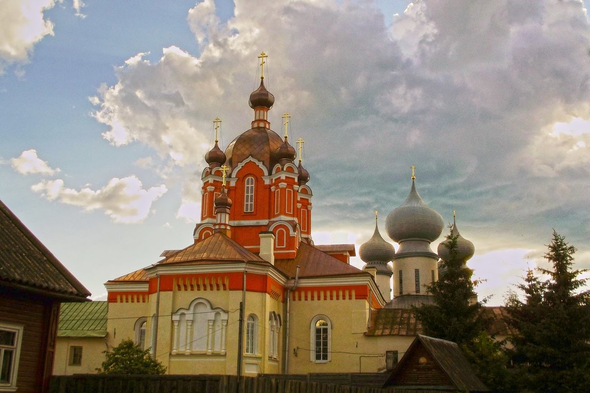 Тихвинский монастырь на закате