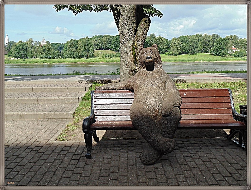 Великий Новгород медведь на скамейке