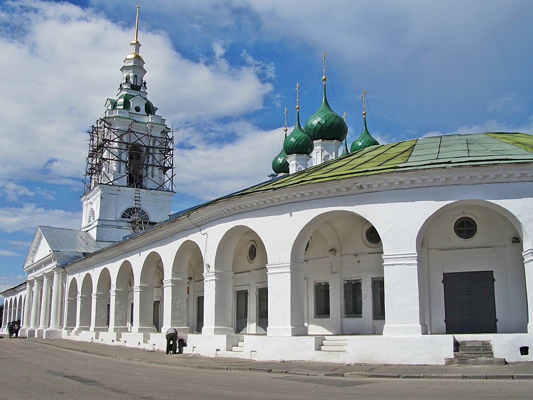 Гостиный двор в Костроме с церковью Спаса в Рядах. - Ирина 