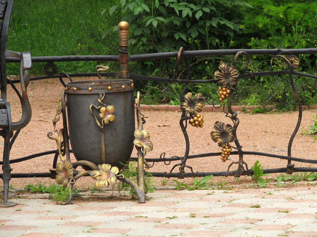 Кованные заборчик и урна в Ботаническом Симферопольском саду - Marina Timoveewa