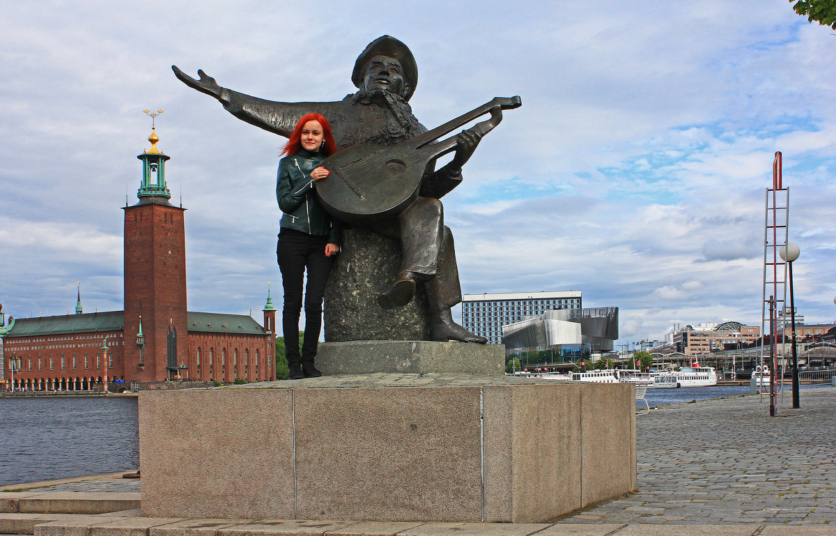 У Статуи Эверта Таубе.(Стокгольм) - Александр Лейкум