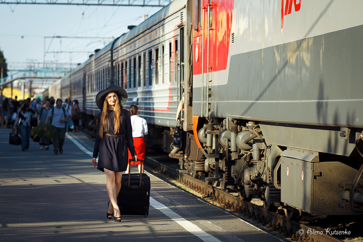 "Мир похож на вокзал, где мы вечно то ждем, то спешим..." - Алёна Куценко