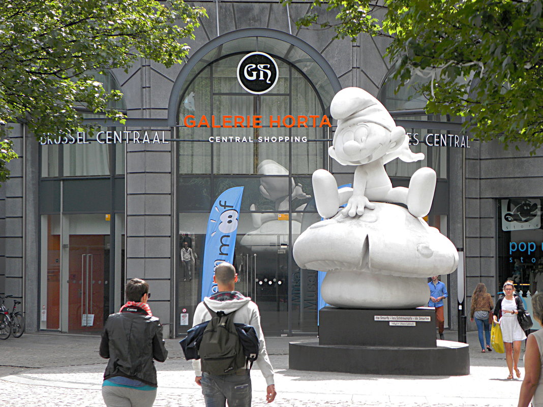 Бельгия. Скульптура смурфика на грибе в Брюсселе - Галина 