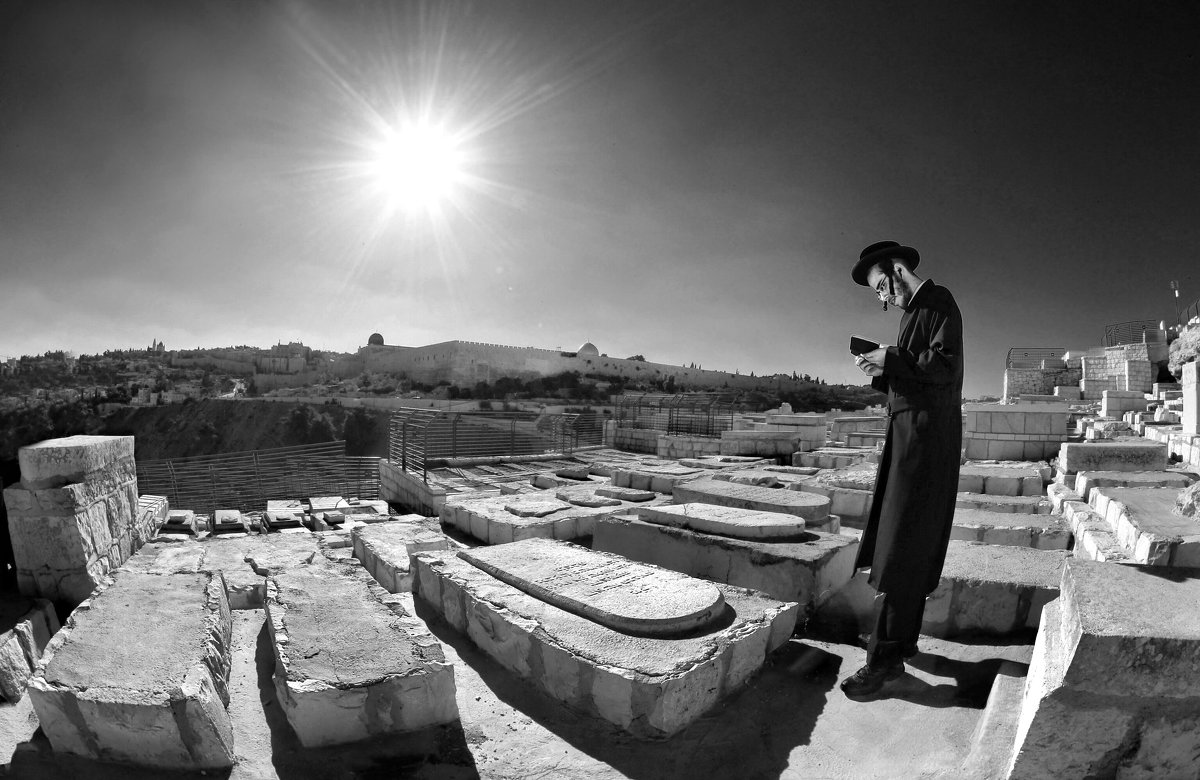 Prayer over the graves - Roman Mordashev