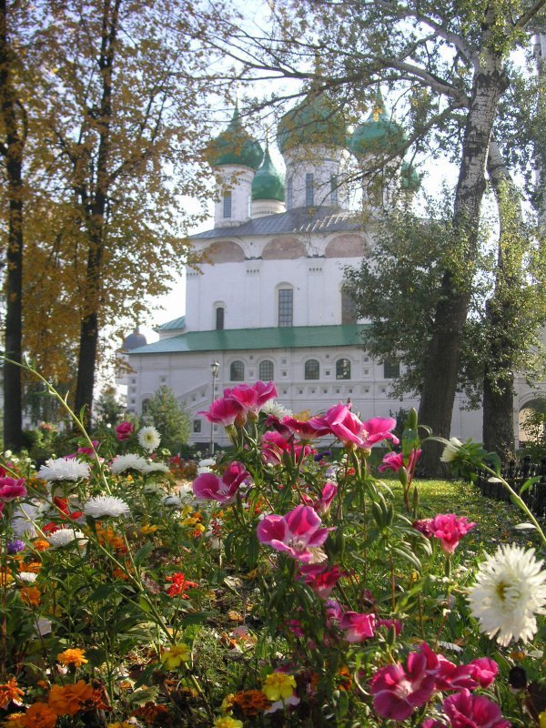 храм   окруженный   цветами - Valentina Lujbimova [lotos 5]