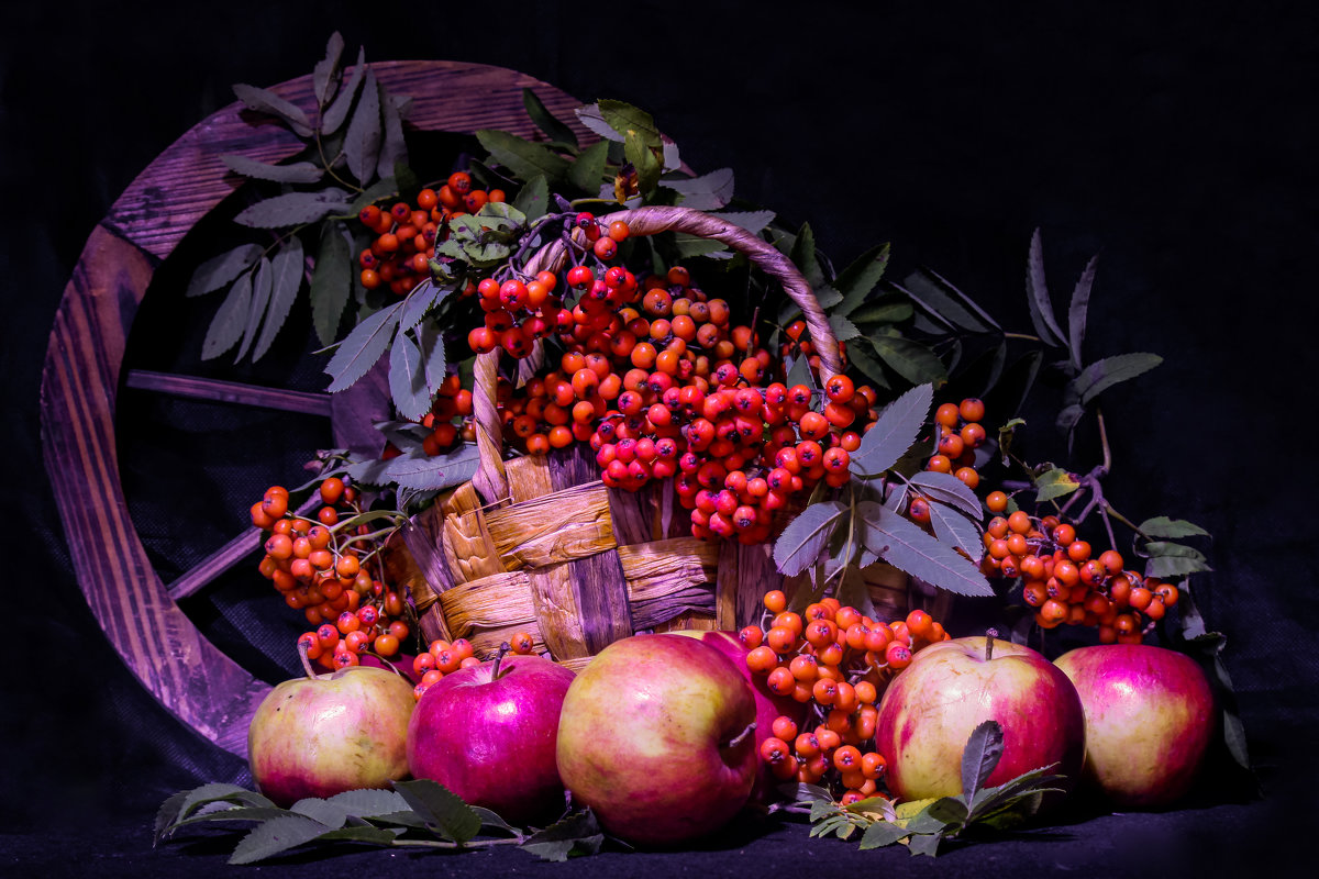 Натюрморт с яблоками - Денис Матвеев