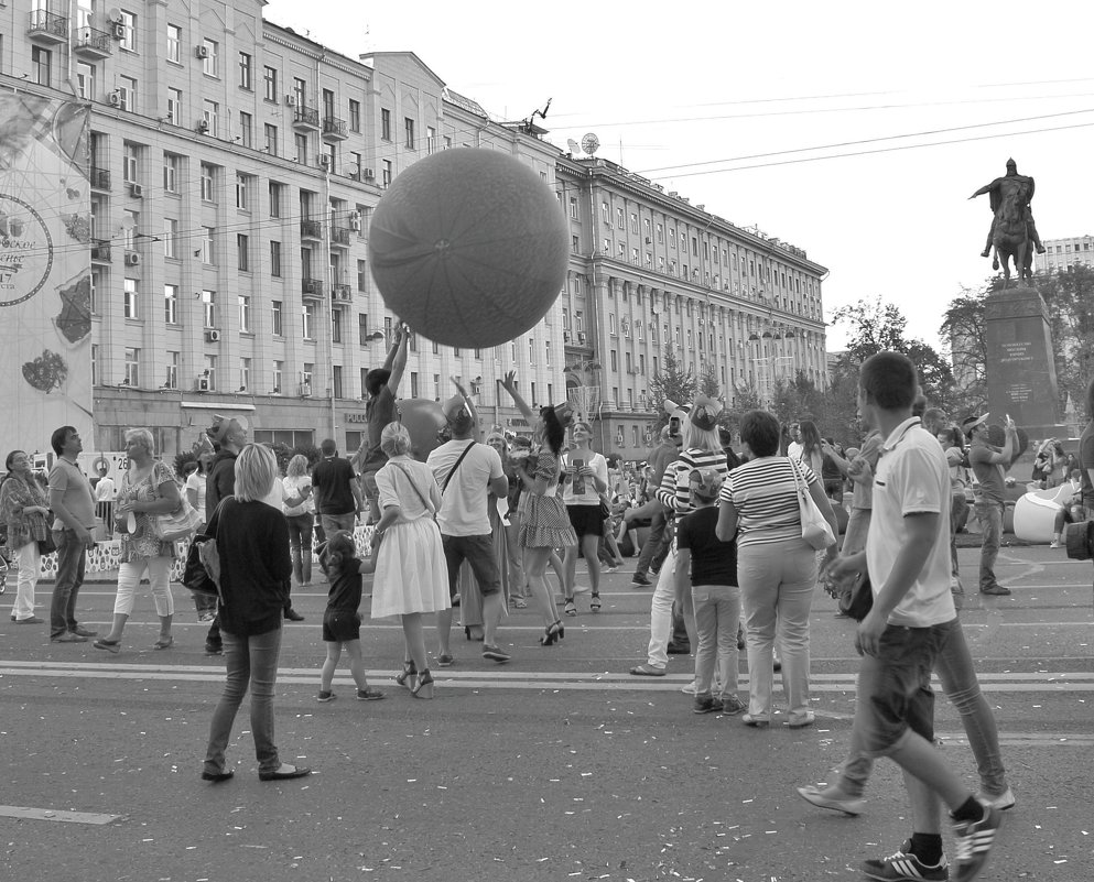 Большие люди- большие игрушки. - Людмила Быстрова