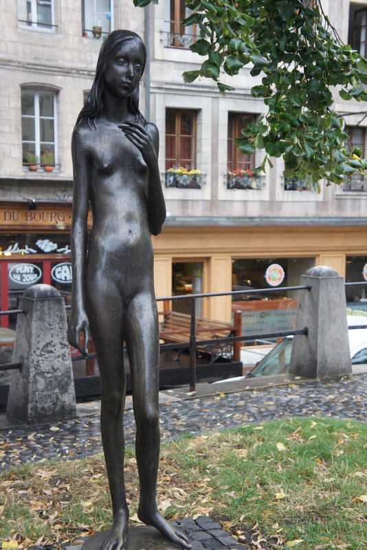Женева. На углу площади Бург-де -Фур стоит скульптура девочки – символ всех обездоленных - Елена Павлова (Смолова)