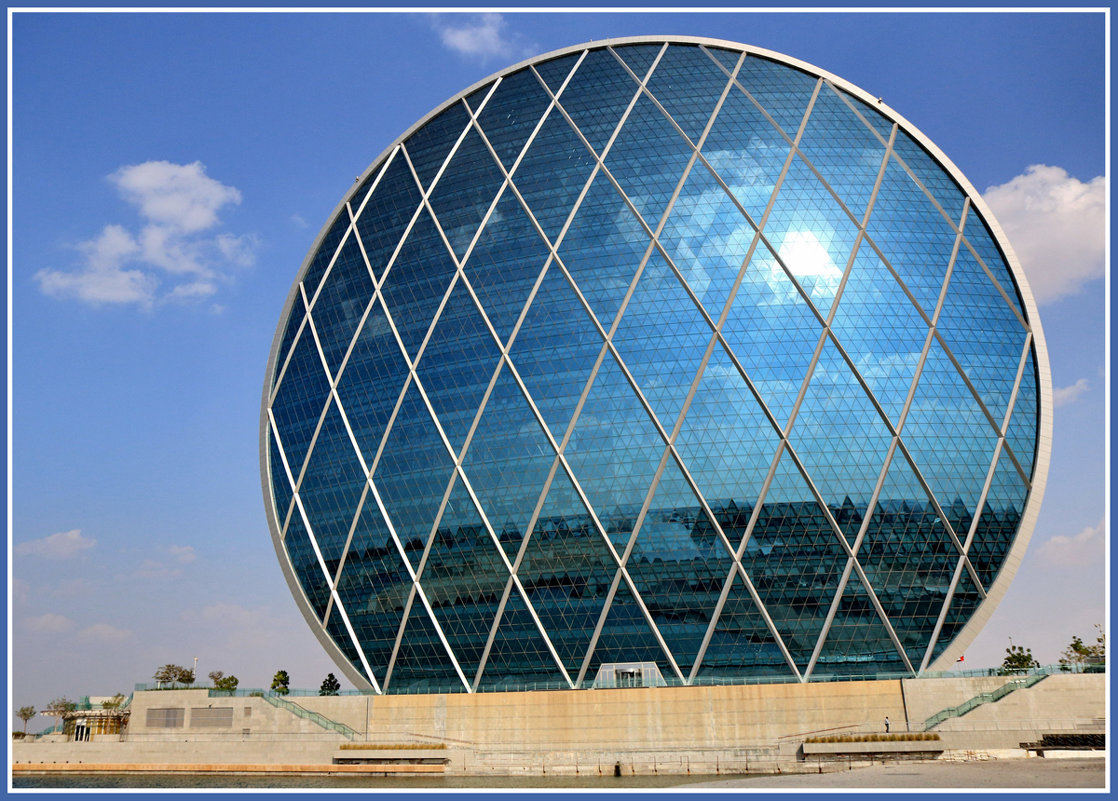 Здание-тарелка в окрестностях Абу-Даби (ОАЭ) - Евгений Печенин