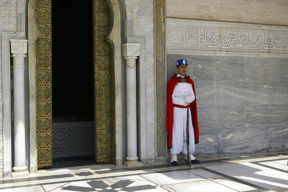 Часовой при входе в королевский мавзолей. - Светлана marokkanka