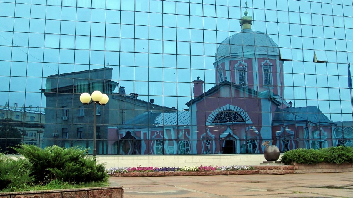 Отражение Ильинского храма в зеркальной стене здания напротив. - Геннадий Храмцов