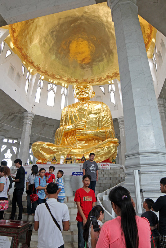 Таиланд. Корат. Внутри храма большая статуя Будды, покрытая золотом - Владимир Шибинский