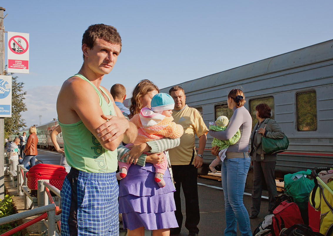 Украинские беженцы на железнодорожном вокзале в Смоленской области - Анатолий Тимофеев