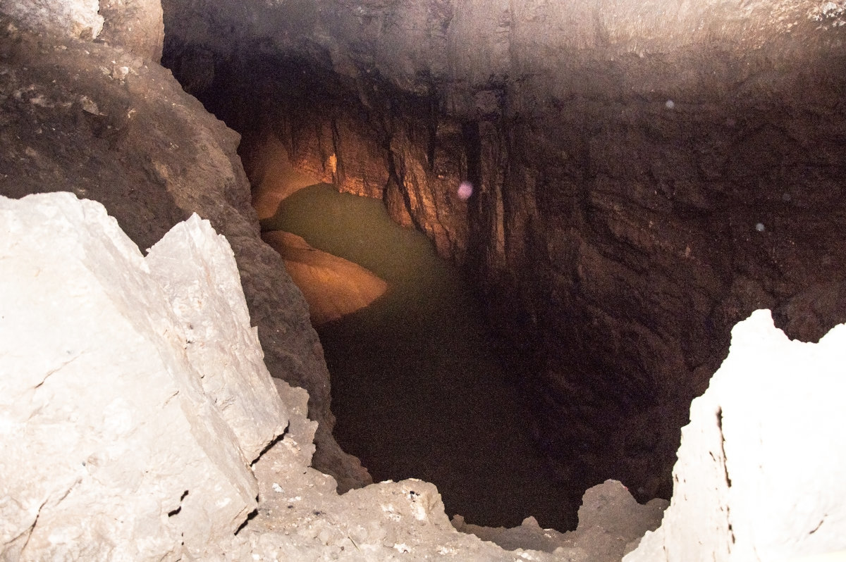 Абхазия, Новоафонские пещеры, озеро в пещере - Елена Михеева