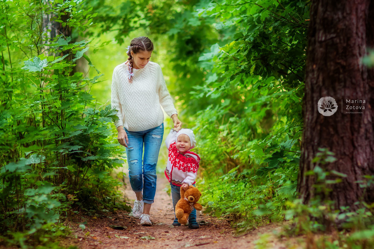Прогулка в лесу мамы и дочки - Марина Зотова