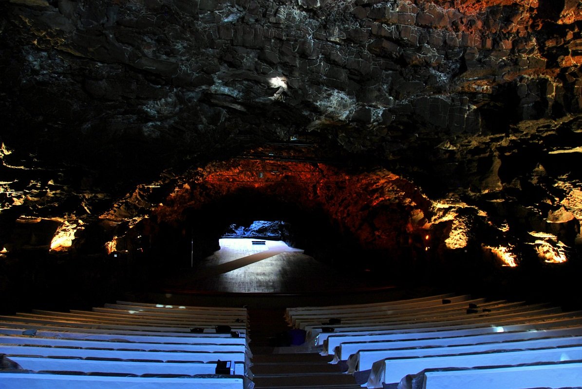 концертный зал в пещере о.Лансароте - Елена Познокос