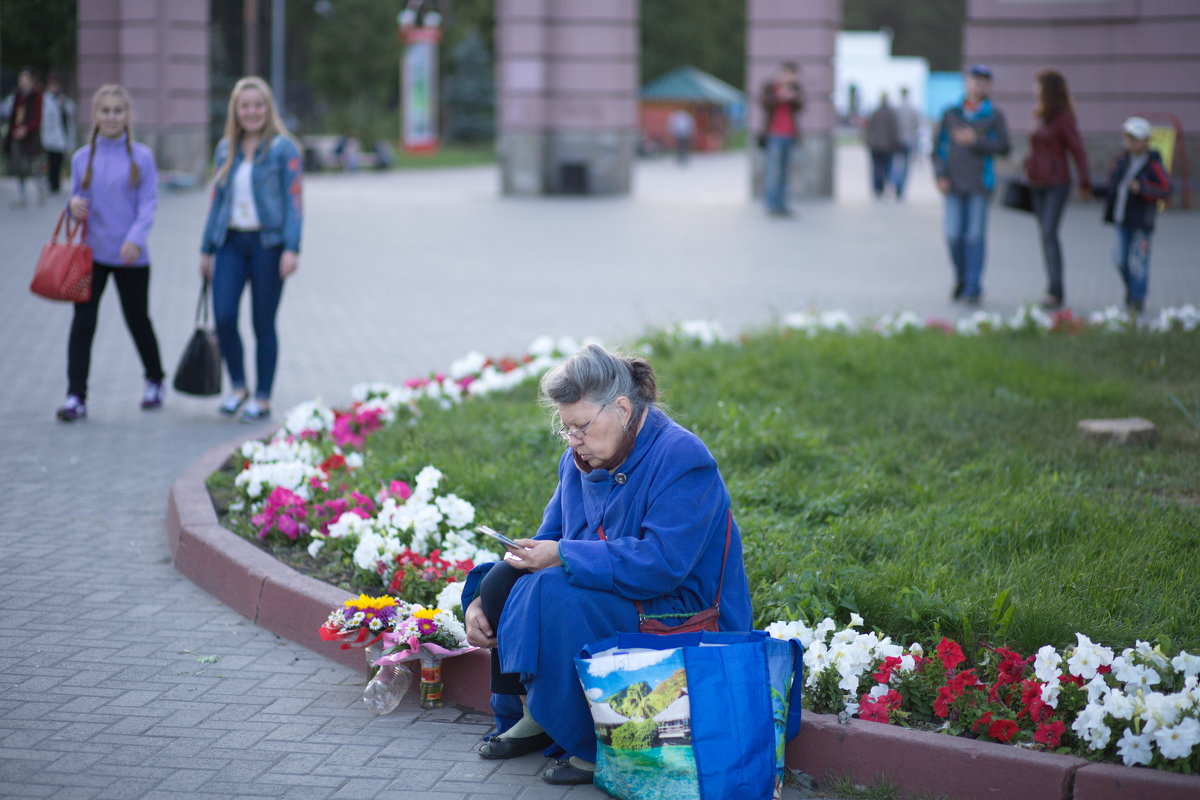 Бабушка и цветы - Александр Андрианов