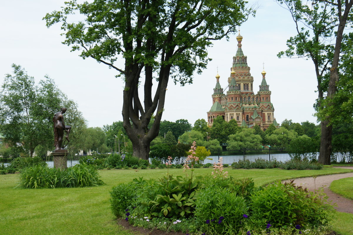 Из романтического сада Ольгина острова вид на собор Петра и Павла тоже душевный - Елена Павлова (Смолова)