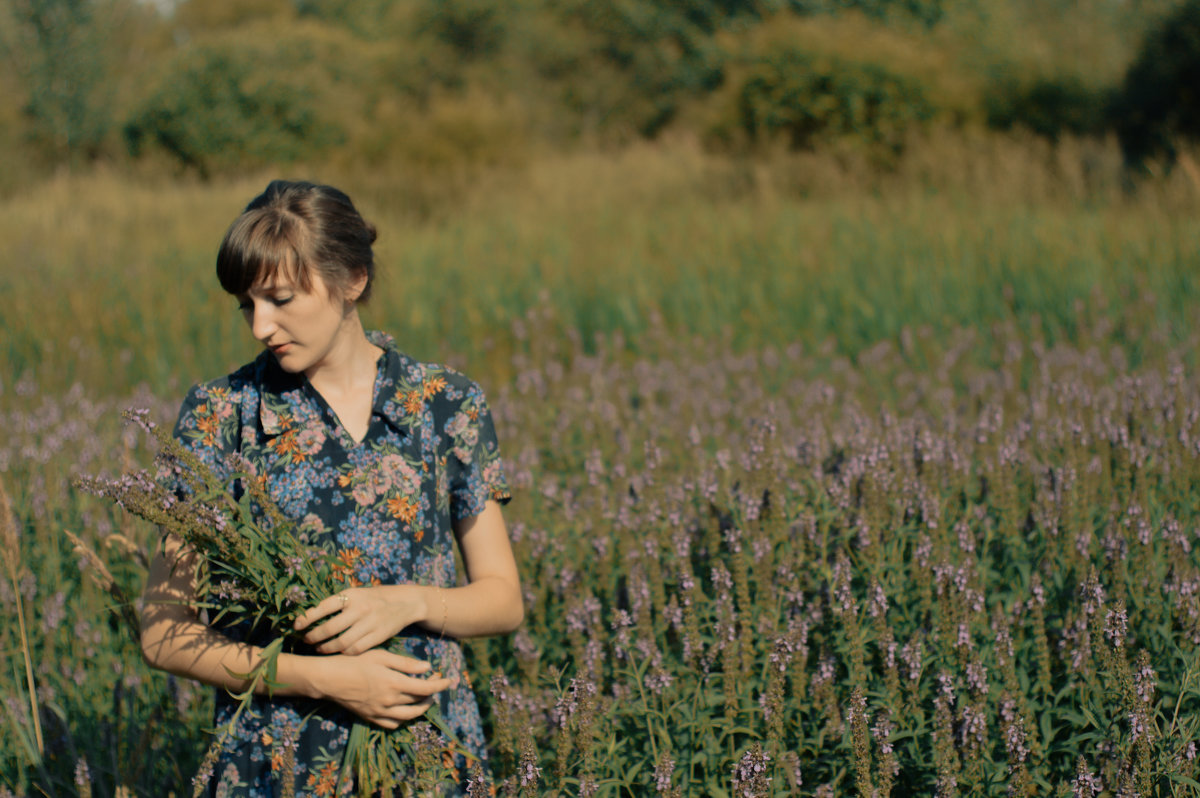 Девушка в поле с цветами - Саша Седлецкий
