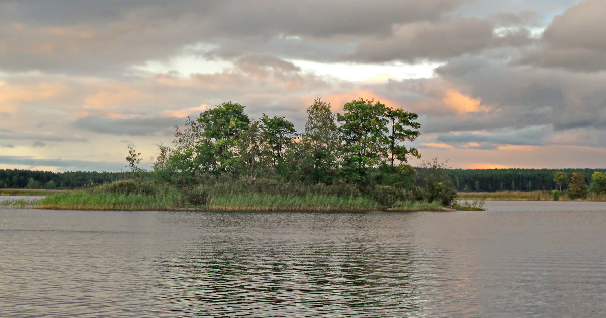 Островок на озере и облака, освещённые заходящим солнцем. - Олег Попков