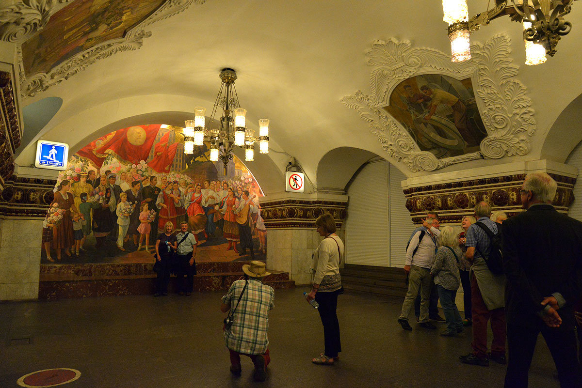 Станция метро Киевская Иностранные туристы - Тамара Цилиакус