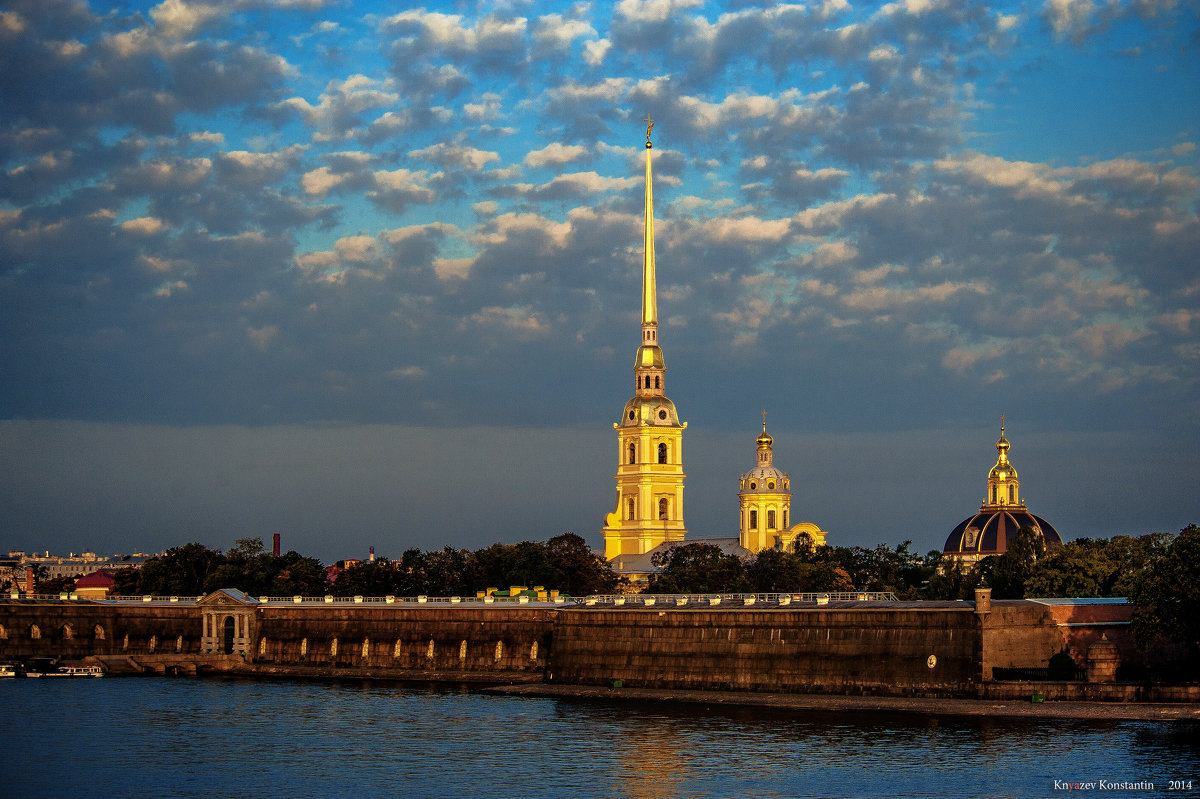 Петропавловская крепость Санкт Петербург в лучах солнца