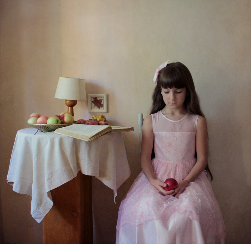 Портрет девочки с яблоком. - Елена 
