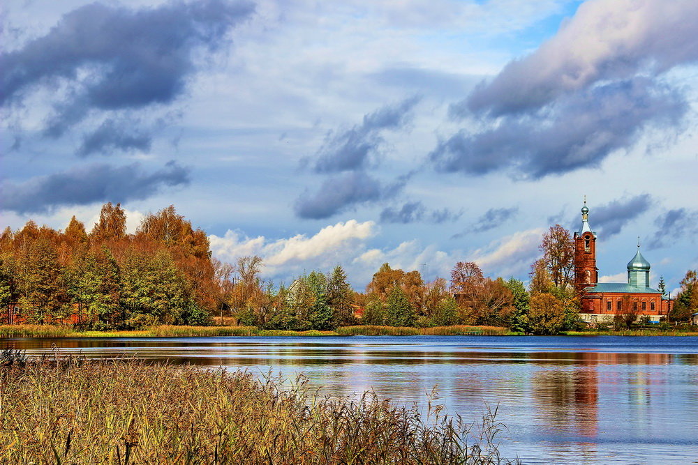 Осень река храм