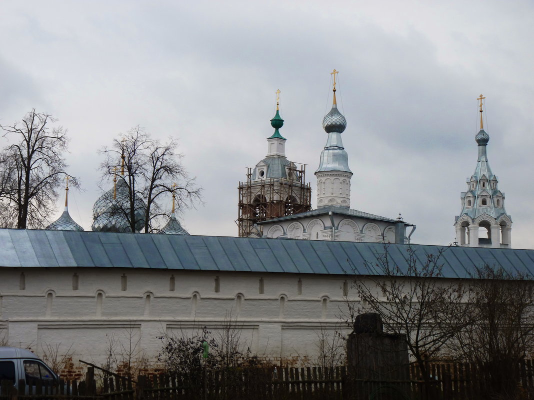 За  монастырской  стеной Николо-Улейминского женского монастыря старообрядческой церкви - Galina Leskova