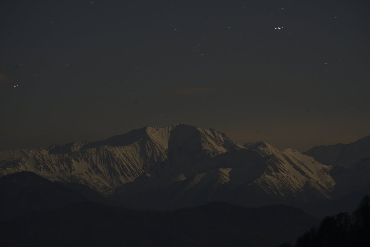 Теплый свет холодной луны на заснеженные горы - Медведев Сергей 
