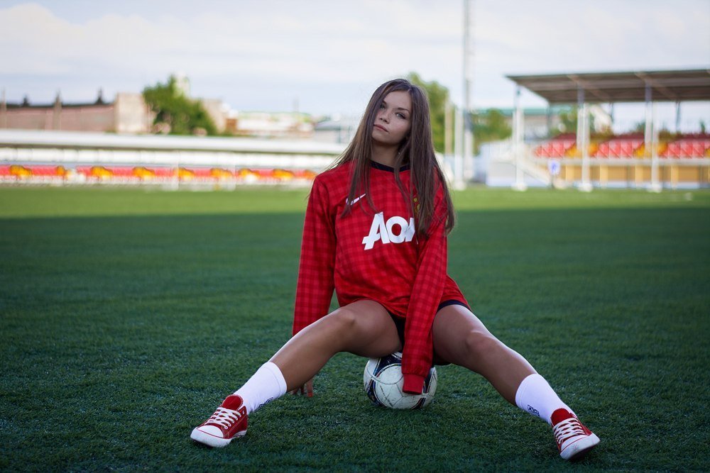 Девушка на футбольном поле