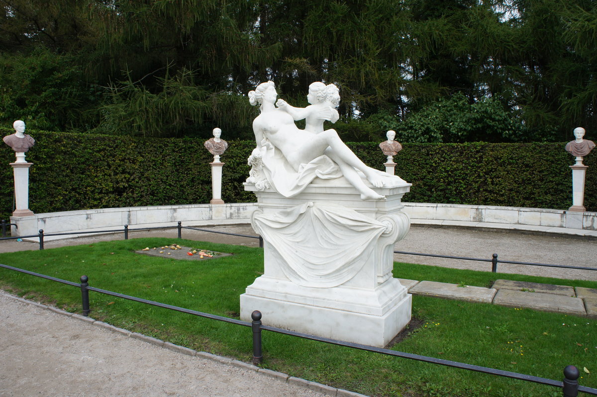Скромная могила великого монарха - Friedrich der Grosse и рядом могилы его охотничьих собак - Елена Павлова (Смолова)