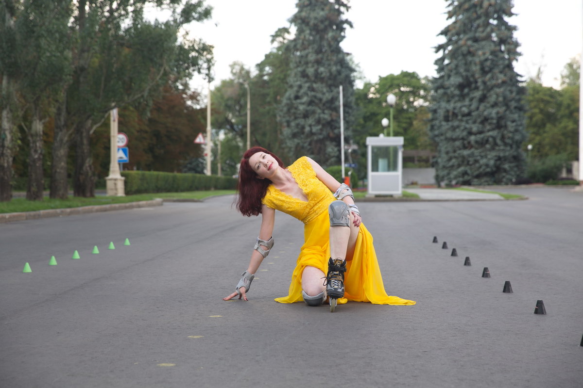 Желтое платье и ролики - Динара Клювер