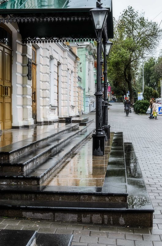 Театральное крыльцо - Константин Бобинский