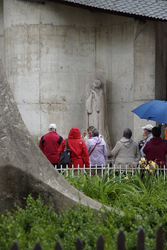 Жанна д Арк около модернистского собора в Руане - Михаил Сбойчаков