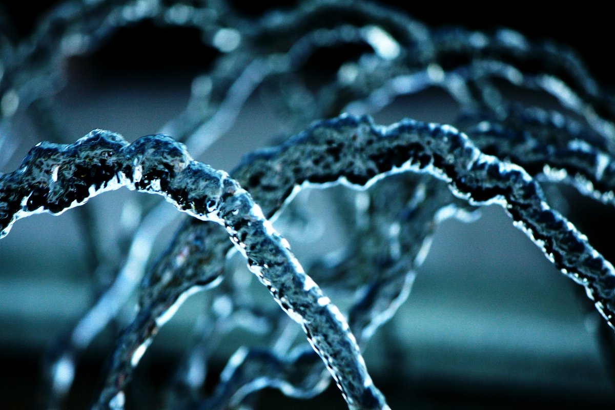 Это не молекула ДНК, это струя воды фонтана))) - Ирина Серова