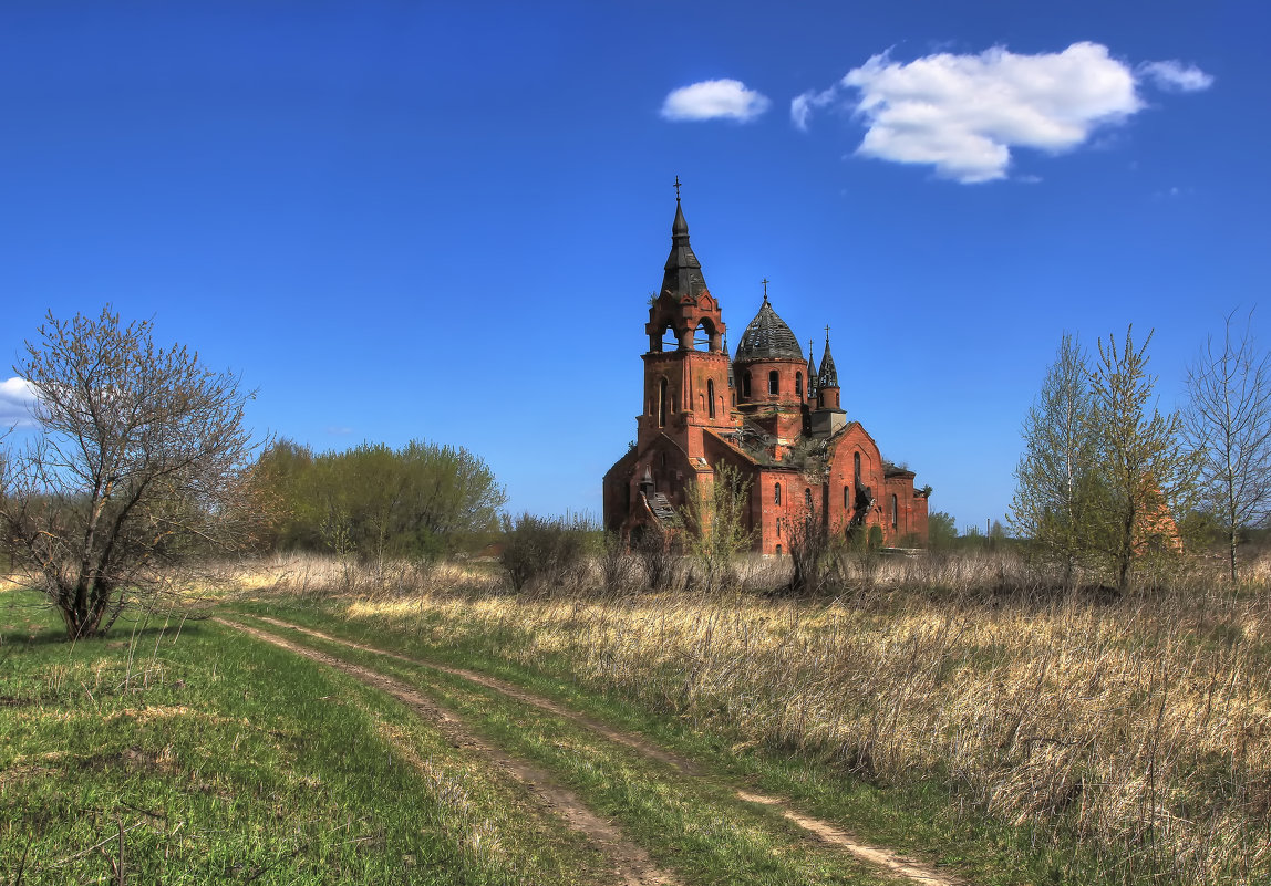 старый храм скрипит половицей, гулко хлопает ветхой дверью... - Марина Черепкова