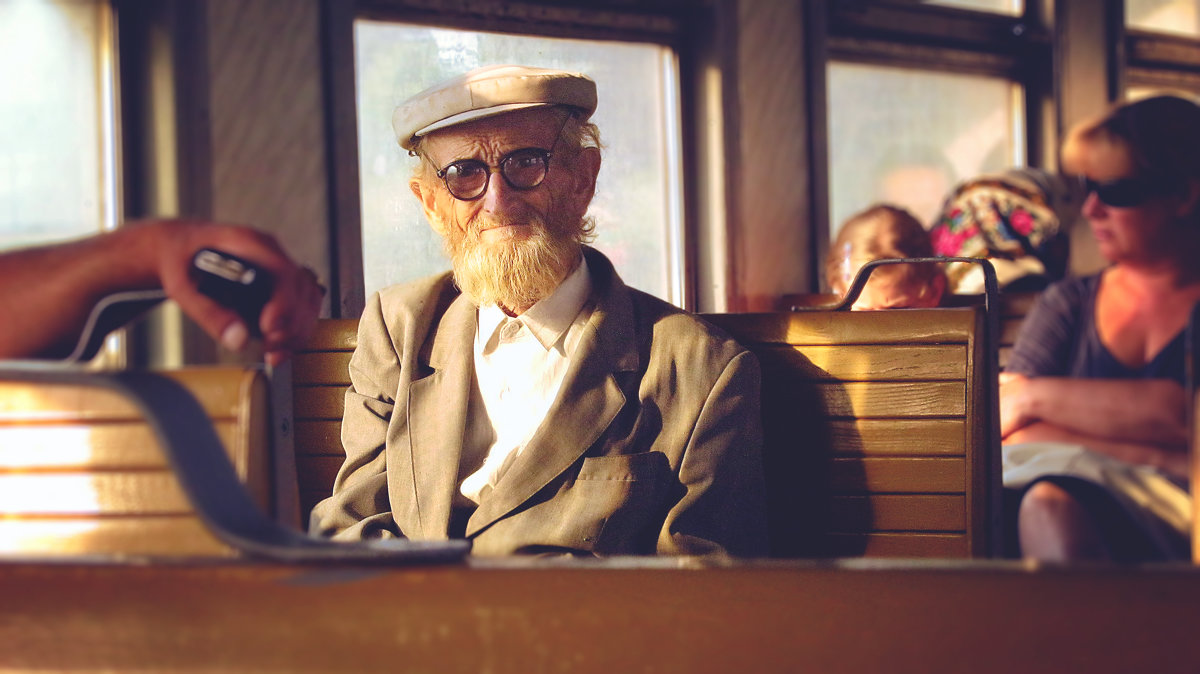 Старик в поезде - Максим Остапенко