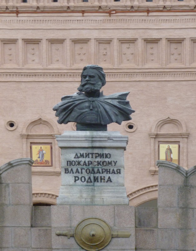 Памятник Дмитрию  Пожарскому в Суздале - Galina Leskova