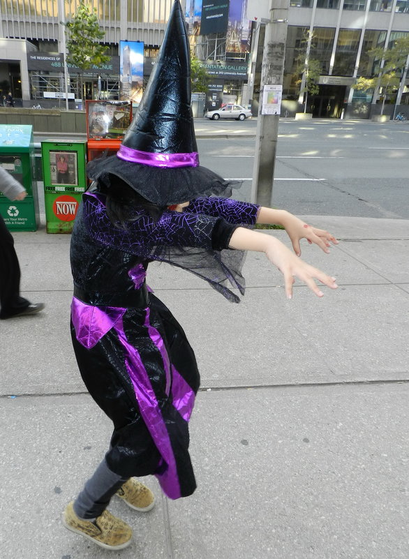 Девочка-кореянка на параде Зомби в Торонто - Юрий Поляков