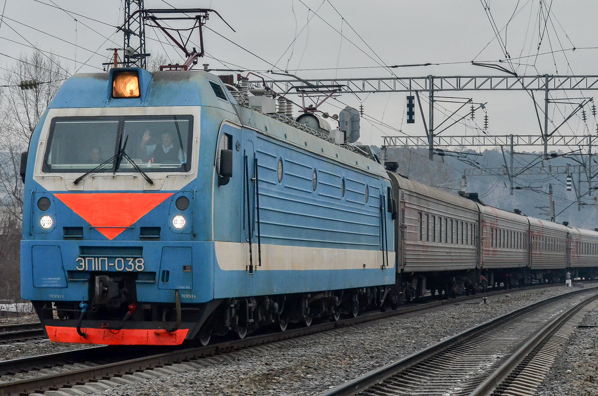 Электровоз ЭП1П-038 с пассажирским поездом №70 Москва-Чита, ст. Кая - Андрей Иркутский